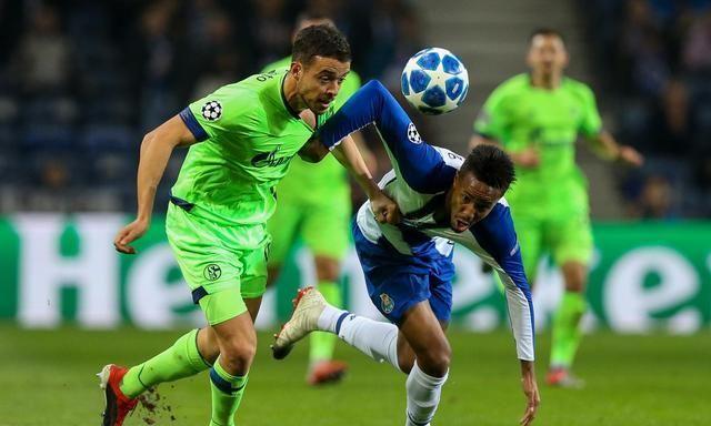 包含沙尔克04队德甲赛场连续不胜，遭遇严峻挑战的词条