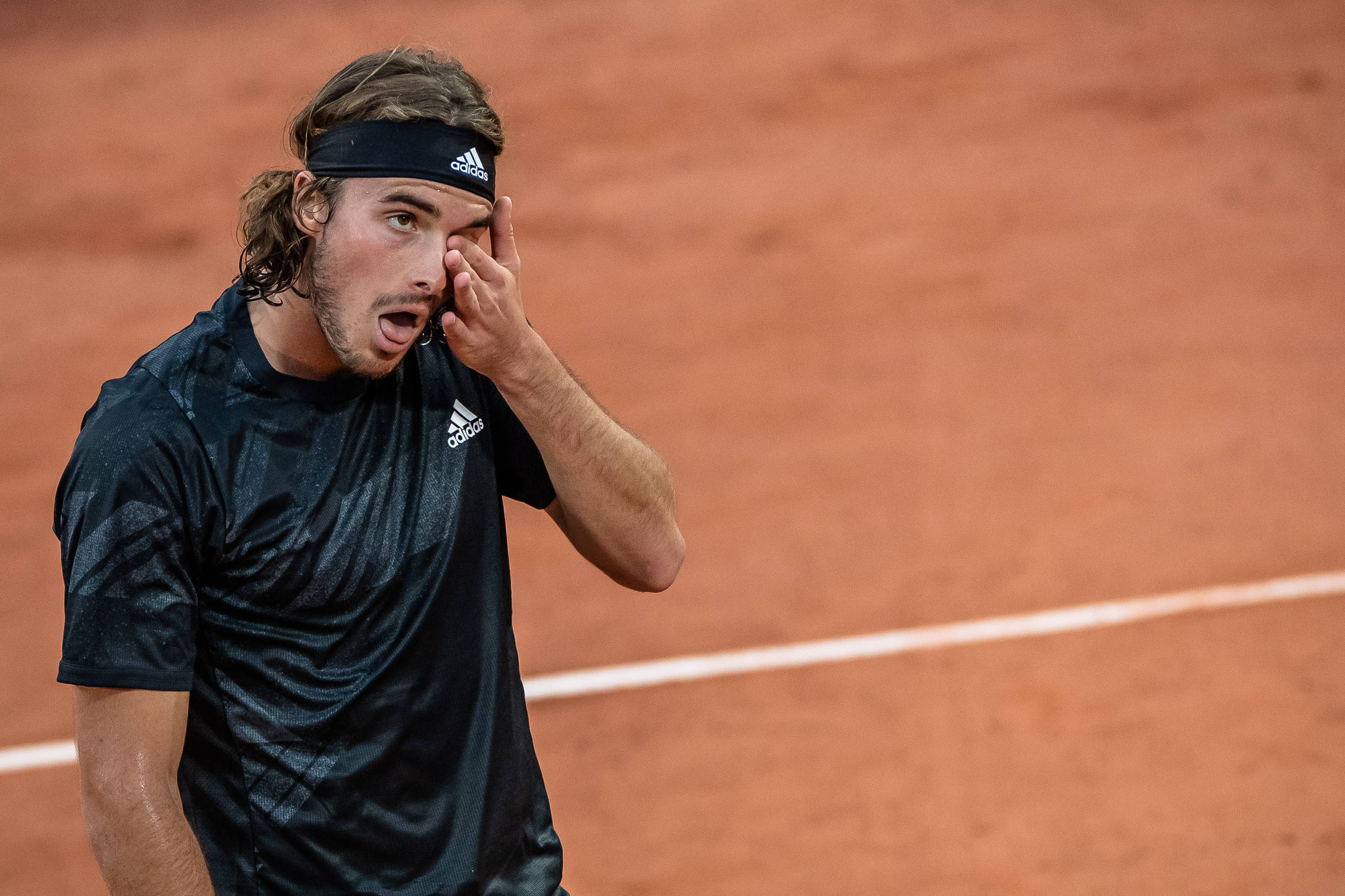 包含德国网球队险胜意大利网球队，西西帕斯统治全场的词条