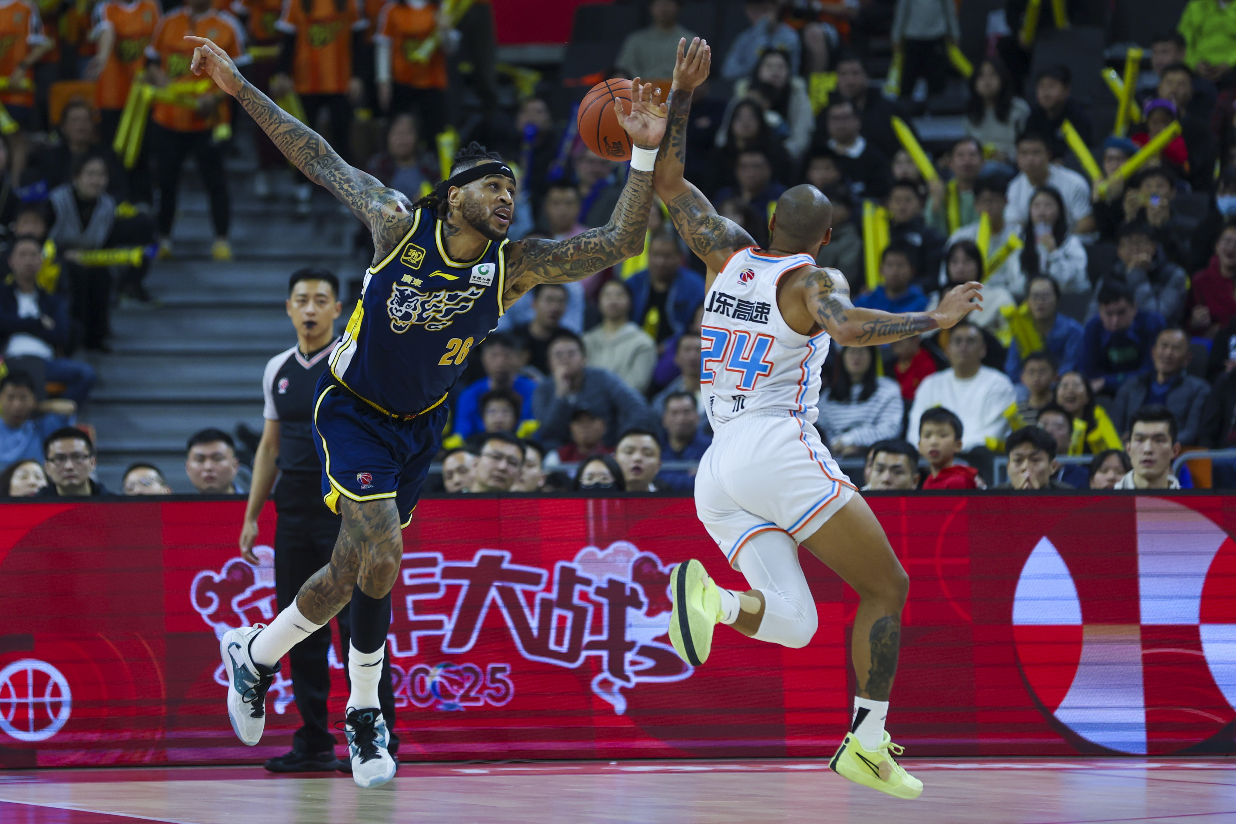 对手在比赛中展现出顽强战斗力