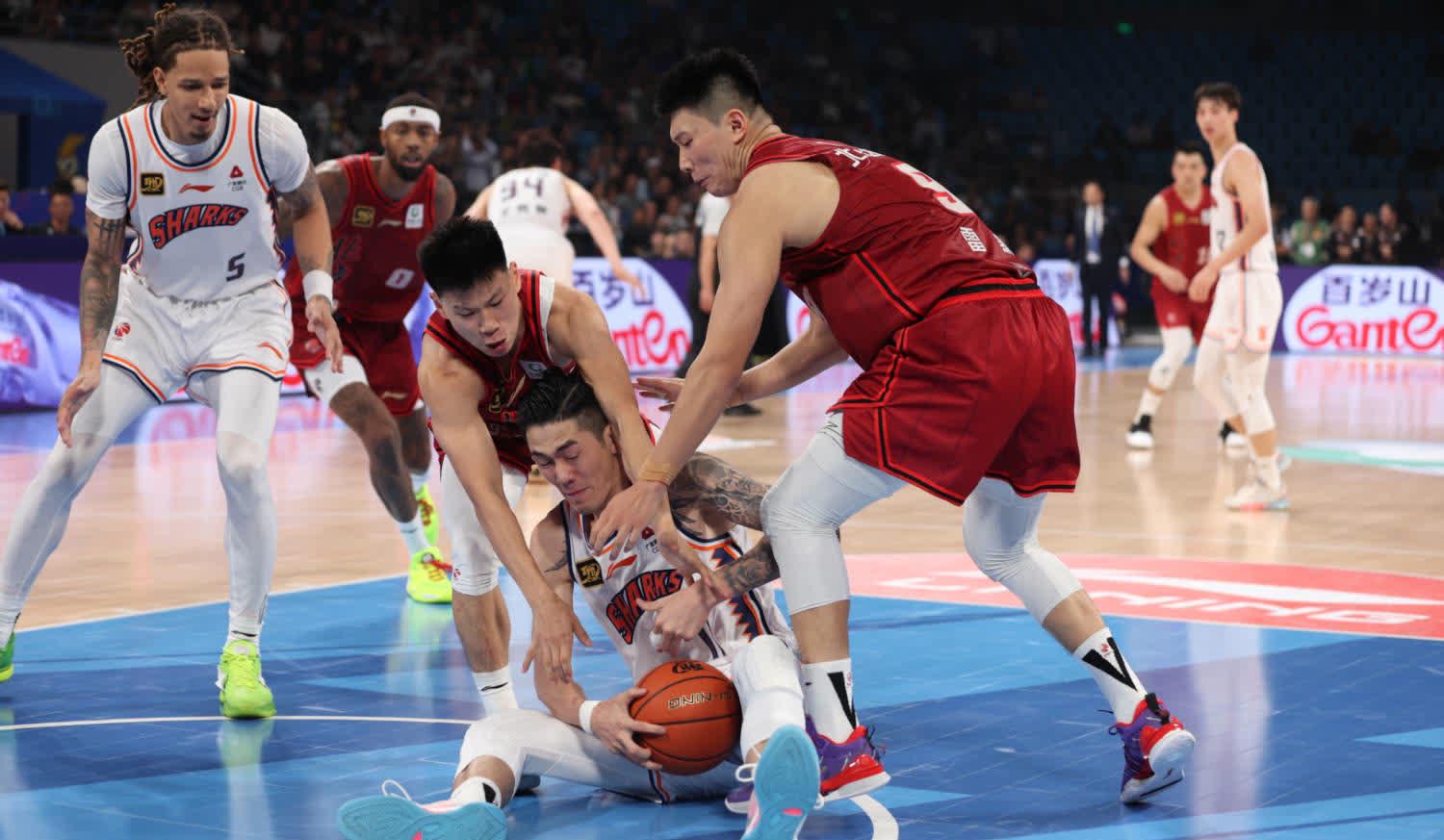 精彩瞬间:运动员为国争荣耀,赛场上演强强对决的简单介绍 精彩瞬间:运动员为国争荣耀,赛场上演强强对决的简单介绍