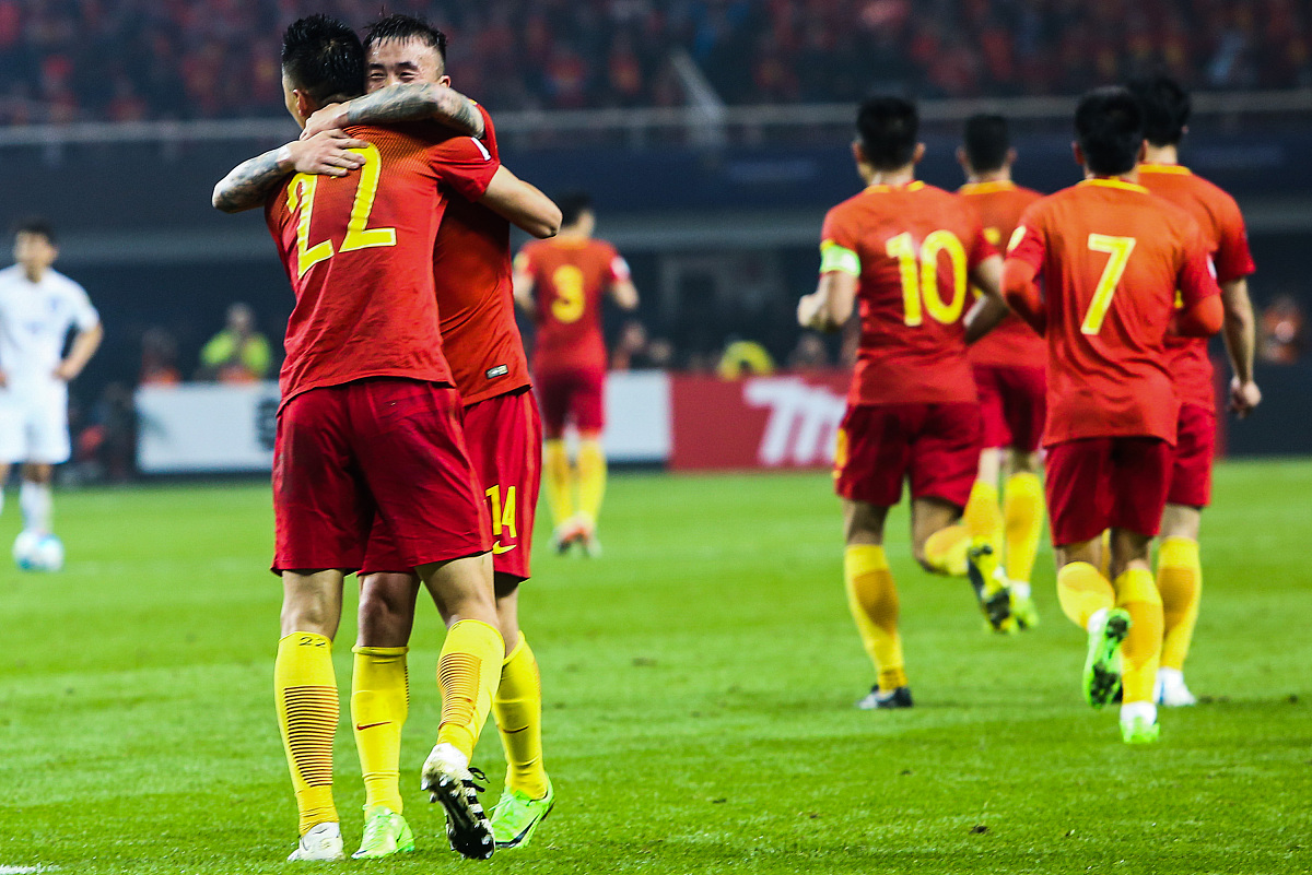 足球盛宴,球员们全力以赴争胜 足球盛宴,球员们全力以赴争胜